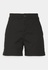 Černé šortky z bavlny, s páskem na gumu a hnědým knoflíkem, rovného střihu a s ohrnutým lemem. Hladká textura s minimem detailů.