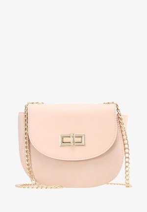 Petit sac bandoulière rose blush avec bandoulière chaîne dorée et fermoir rectangulaire doré à verrou tournant sur le rabat avant.