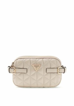 Petit sac bandoulière beige matelassé avec des sangles à boucle dorée et un logo triangulaire Guess USA en or sur le devant.