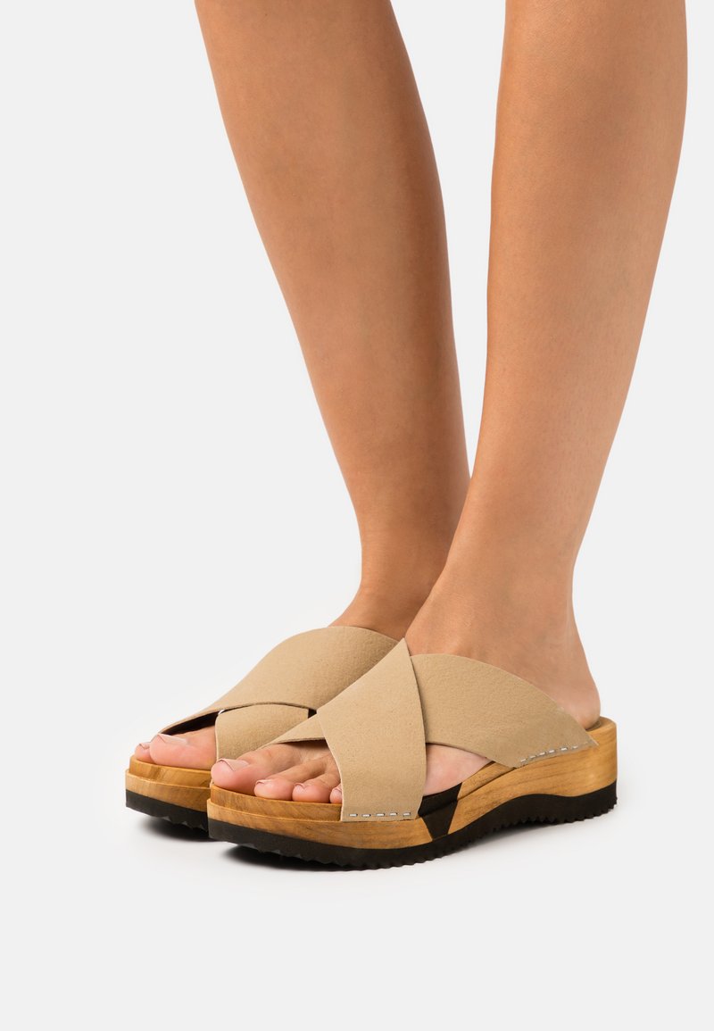 Sanita Sabots Ouvert Femme - Sabots Bois Anatomiques Fabriqués Main - Bride Talon Réglable - Confort Optimal