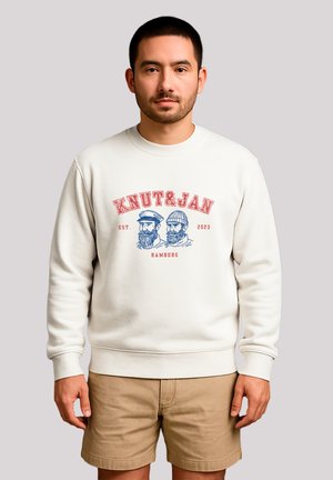 Helles beiges Sweatshirt mit rundem Halsausschnitt, das eine gedruckte Grafik von zwei bärtigen Figuren und Text in Rot und Blau zeigt.