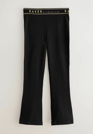 Zwarte stretchbroek met een uitlopende zoom. Voorzien van een tailleband met de tekst "BAKER by Ted Baker" in gouden letters. Gladde textuur en een aansluitend ontwerp.