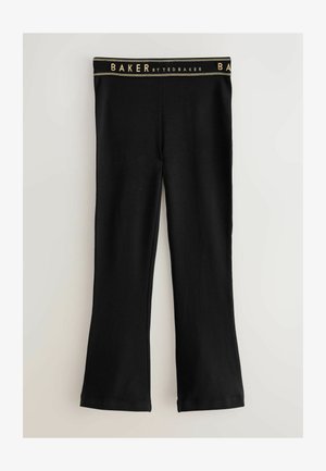 Pantalon noir stretch avec bas évasé. Comprend une ceinture avec l'inscription "BAKER by Ted Baker" en lettres dorées. Texture lisse et coupe ajustée.
