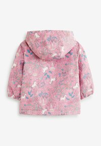 Imperméable rose avec un imprimé fantaisiste de fleurs et de licornes, équipé d'une capuche et de poignets élastiqués pour un ajustement confortable.
