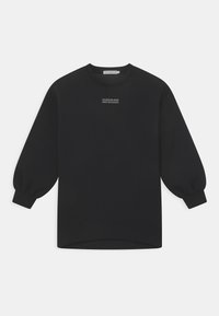 Czarna bluza wykonana z miękkiego materiału, z okrągłym dekoltem, balonowymi rękawami oraz małym logo umieszczonym na środku przodu.