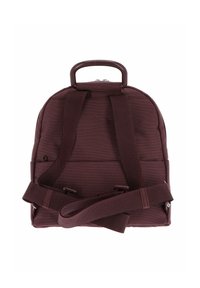 Sac à dos compact bordeaux avec des bretelles réglables, en tissu texturé, et une poignée supérieur robuste sur fond blanc.