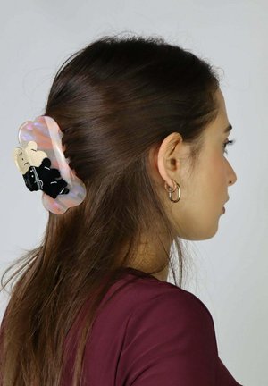 Spinka do włosów z przezroczystym różowym motywem muszli z czarnymi akcentami, w kształcie chmury z rysunkowymi postaciami.