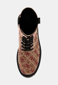 Bottines à motif avec impression de logo beige et rouge, lacets noirs et semelle en caoutchouc noire. Tissu texturé avec une doublure intérieure lisse.