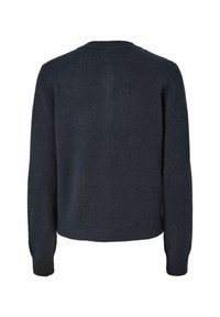 Nāves zils adīts džemperis ar apaļu kakla izgriezumu, garām piedurknēm un ribotām malām; mīksta tekstūra, vienkāršs dizains, nav redzamu rakstu vai metāla detaļu.