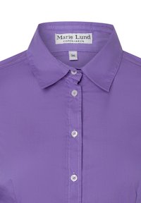 Camicia a button-up viola realizzata in tessuto liscio, con colletto classico, sei bottoni e un'etichetta che recita "Marie Lund, Copenhagen."