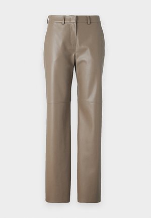 Pantalon en cuir brun avec une coupe droite, doté d'une taille mi-haute et de détails de couture subtils. Texture lisse avec une finition brillante.