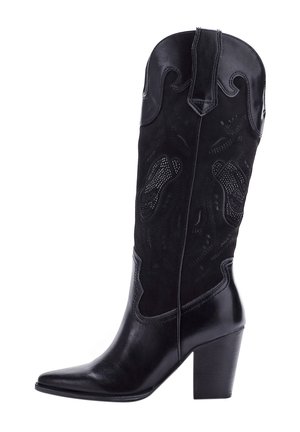 Bottes de cowboy en cuir noir avec des coutures décoratives et un talon bloc de hauteur moyenne, un bout pointu et des anses en haut.