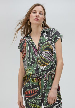 Short-sleeve shirt in green with a colorful botanical print. Features a collared neckline and buttons, made from lightweight fabric.