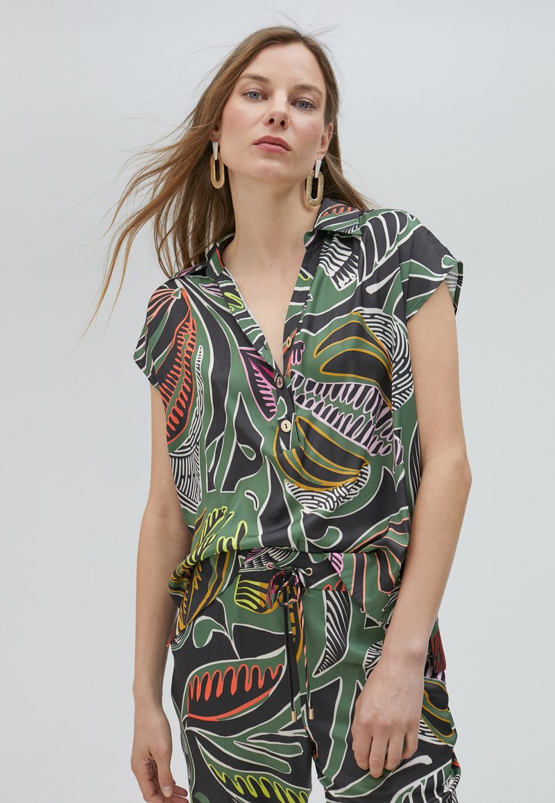 Short-sleeve shirt in green with a colorful botanical print. Features a collared neckline and buttons, made from lightweight fabric.
