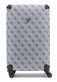 Maleta rígida de material blanco texturizado con un logo oscuro repetido en azul y un patrón de diamantes; incluye cuatro ruedas negras para mayor movilidad.