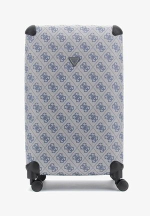 Maleta rígida de material blanco texturizado con un logo oscuro repetido en azul y un patrón de diamantes; incluye cuatro ruedas negras para mayor movilidad.