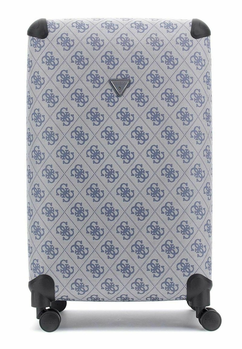 Maleta rígida de material blanco texturizado con un logo oscuro repetido en azul y un patrón de diamantes; incluye cuatro ruedas negras para mayor movilidad.