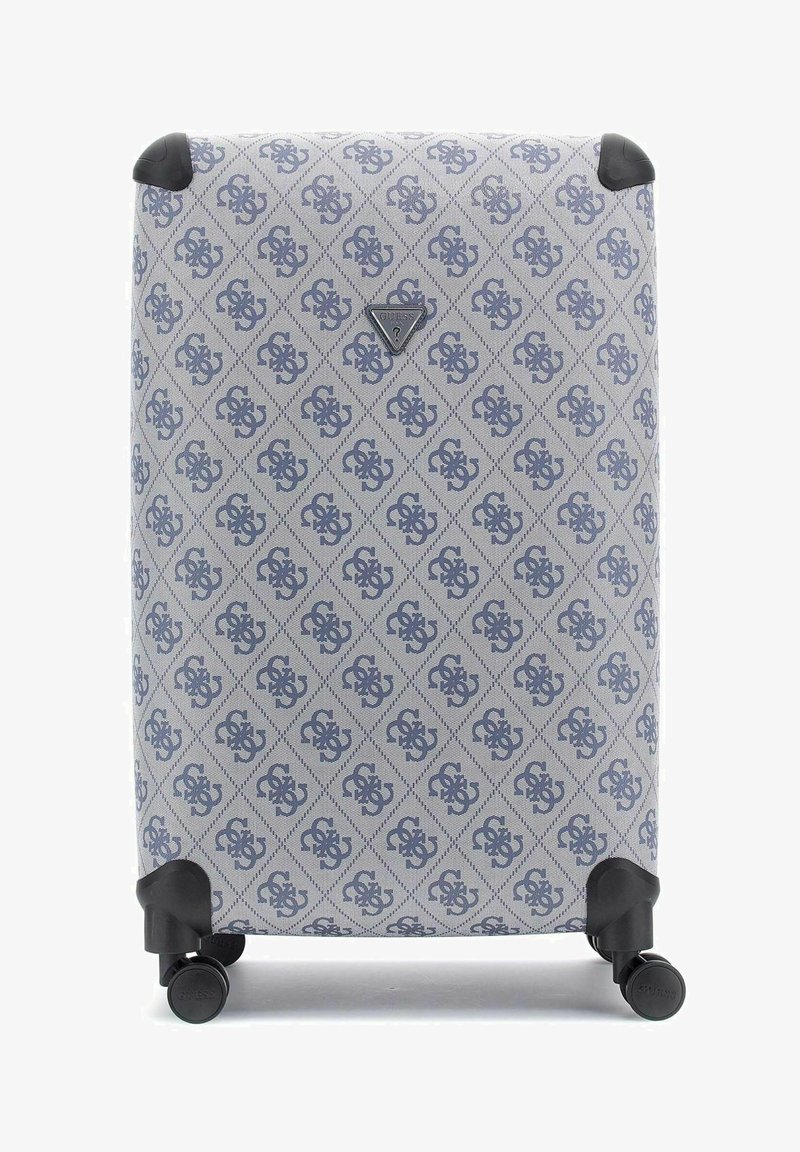 Maleta rígida de material blanco texturizado con un logo oscuro repetido en azul y un patrón de diamantes; incluye cuatro ruedas negras para mayor movilidad.