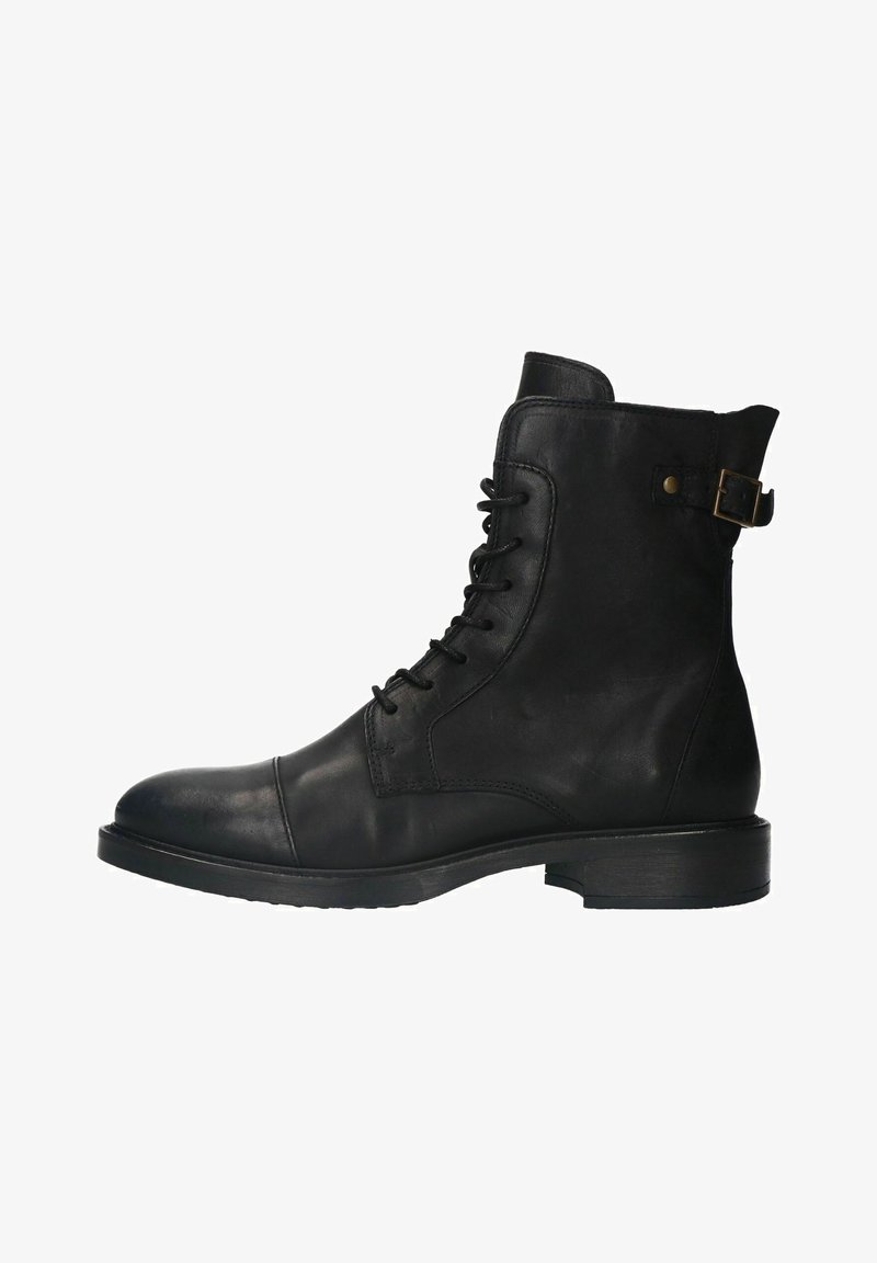 Zwarte leren enkelboot met een ronde neus, vetersluiting aan de voorkant, zijgesp naar en een lage blokhak. Gladde textuur met minimale stiksels.