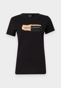 Tricou negru din bumbac, cu un design grafic ce include "ARMANI EXCHANGE" în piersică deschisă și accente texturate negre. Croială regulară.