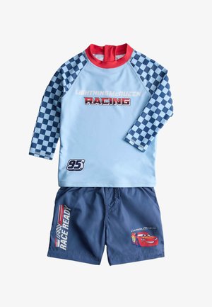 Ensemble de maillot de bain deux pièces pour enfants, thème de course avec Flash McQueen, manches à damier et shorts assortis avec des graphismes de voiture de course.