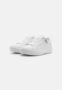 Weiße Sneaker aus glattem Material, mit Schnürung an der Vorderseite, Knöchelhöhe und seitlichem Reißverschluss. Runde Zehenpartie und strukturierte Sohle.