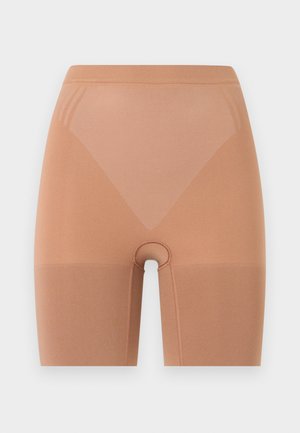 Bešavne, bež boje, visokog struka oblikujuće kratke hlače sa širokim pojasom i dužinom do sredine bedra, dizajnirane za glatku siluetu.