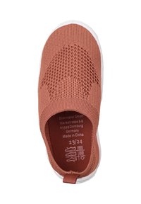 Schlüpfschuh mit einem rötlich-braunen, gestrickten Obermaterial, strukturiertem Muster, elastischem Einstieg und weißer Gummisohle. Mit Marken- und Größenangaben versehen.