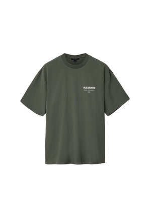 Olijfgroene t-shirt met korte mouwen van zachte katoen, voorzien van een ronde hals en een klein wit logo op de linkerborst. Losse pasvorm.