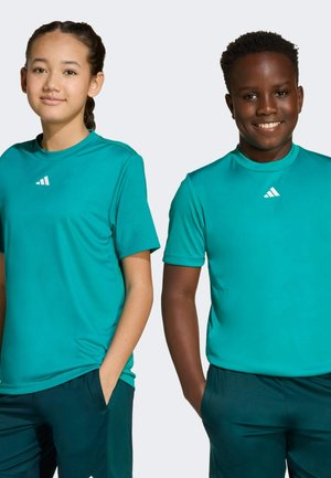 Turkoois sportshirts met korte mouwen, met een klein wit logo op de borst, gecombineerd met bijpassende donkergroene shorts.