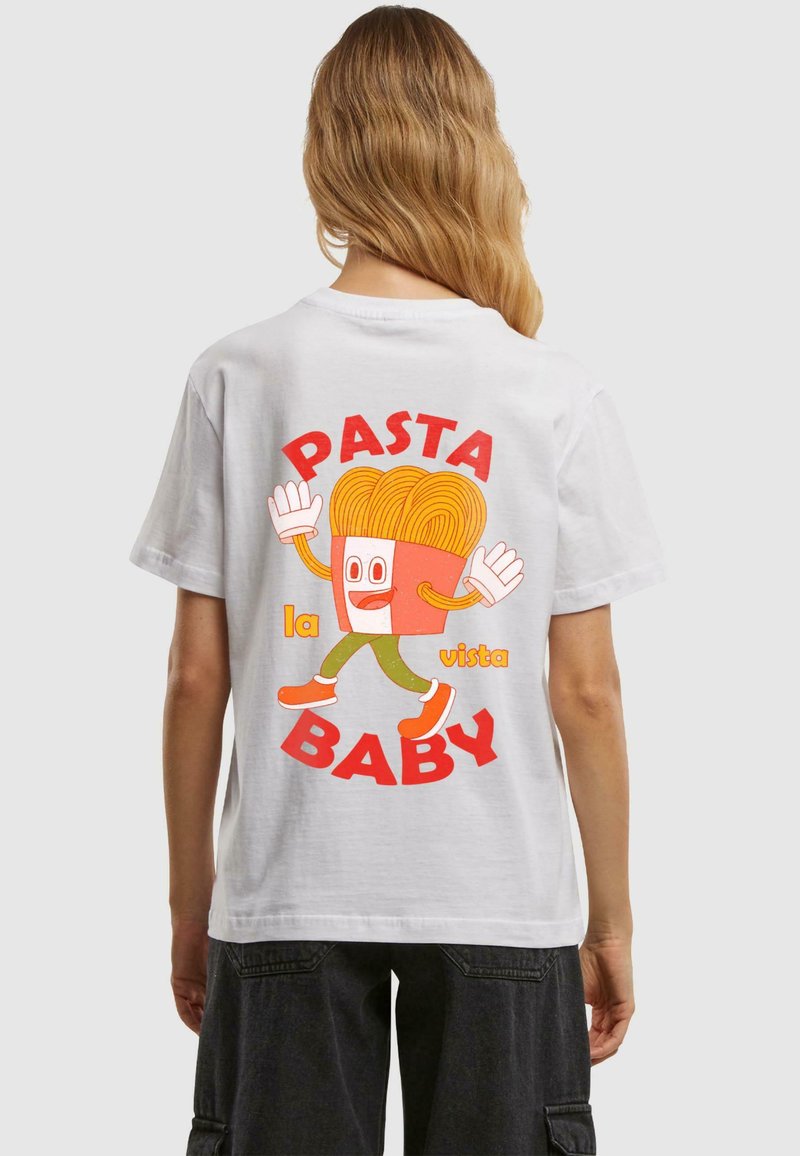 Valge puuvillane T-särk, millel on karikatuuripilt pasta kujundusega. Tekst "PASTA la vista BABY" punases ja oranžis. Lühikesed varrukad, mugav lõige.