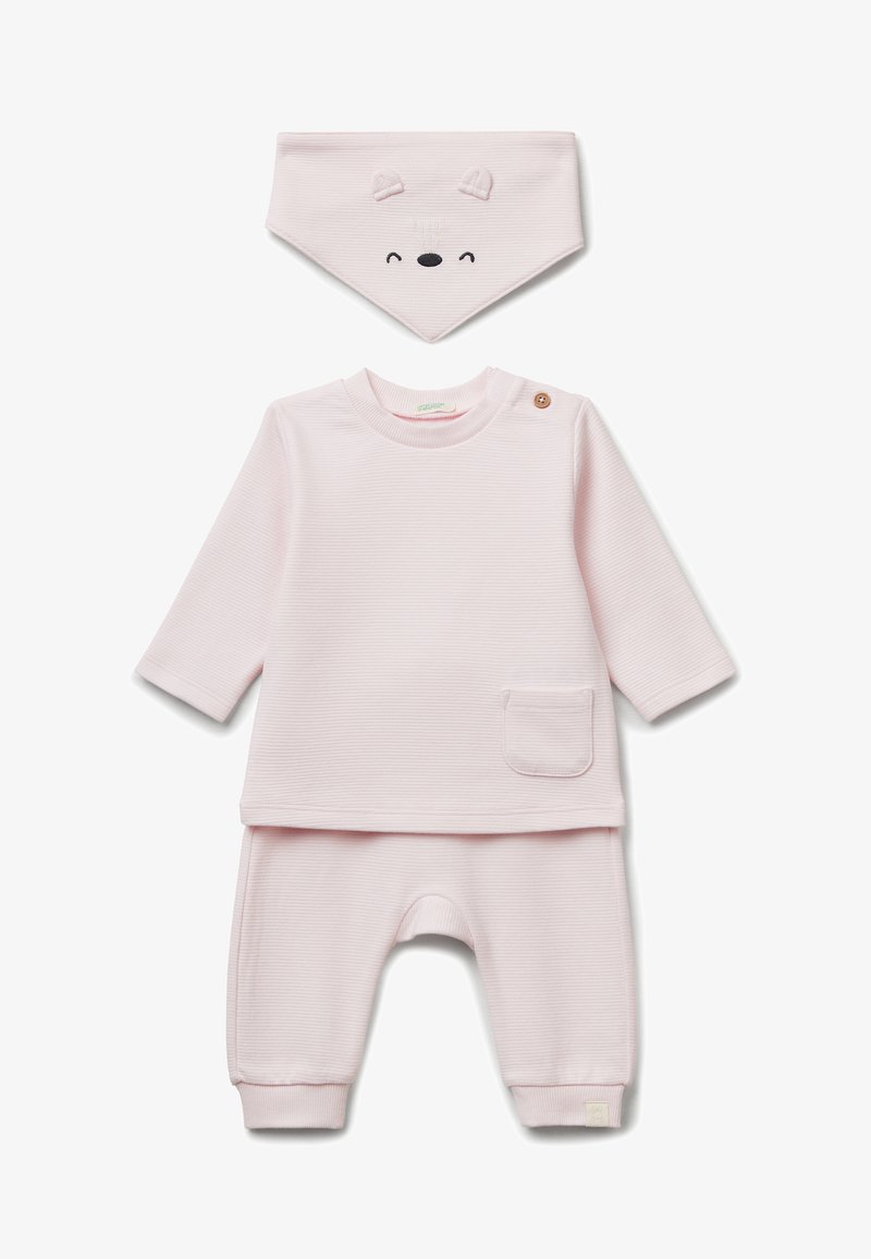 Růžový žebrovaný bavlněný overal s dlouhými rukávy, detailem kapsy a odpovídajícím bryndáčkem s medvědími oušky a vyšívanou tváří.