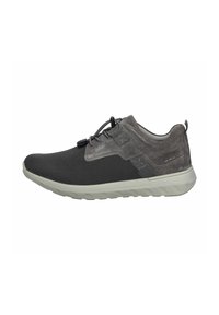 Scarpe sportive con tomaia in mesh grigio scuro e dettagli in suede. Presentano una suola leggera grigia e un sistema di allacciatura minimal per indossarle facilmente.