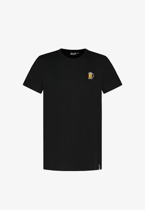 Schwarzes T-Shirt mit kurzen Ärmeln, mit einem kleinen bestickten Bierkrug auf der linken Brust und einem kleinen Etikett nahe dem Saum.