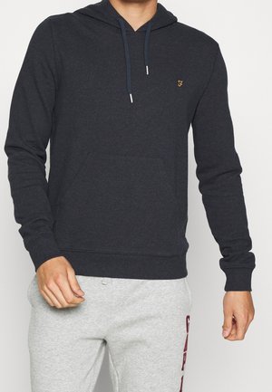 Navyblauwe hoodie gemaakt van een katoenmix, met een voorzak, koordjes en een klein gouden logo op de borst.