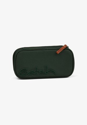 Grünes Stoffetui für Stifte mit eingeprägtem "Satch"-Logo, rechteckige Form, Reißverschluss und brauner Lederakzent am Zipper.