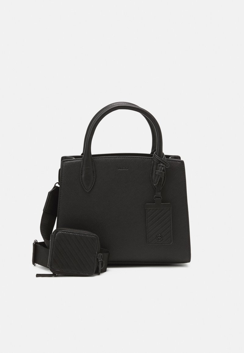 Sac à main en cuir noir avec doubles poignées, une bandoulière amovible et une petite pochette zippée. Doté de surfaces texturées et d'une étiquette de bagage.