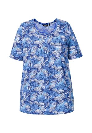 Sininen lyhythihainen paita, jossa on valkoisia ja vaaleansinisiä raidallisia rantavarjoja sekä tekstinä "Beach" hajallaan kuviota.