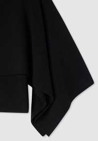 Coperta nera lavorata a maglia con una texture morbida, caratterizzata da un design drappeggiato e bordi lisci. Assenza di motivi distinti o elementi hardware.