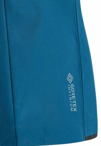 Modré, lehké kraťasy vyrobené z tkaniny s elegantním designem. Na boku bílé logo "GORE-TEX INFINIUM". Hladká textura a čisté linie.