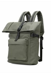Zielona oliwkowa plecak o zwijanym wierzchu z wyściełanymi szelkami, przednią kieszenią na zamek, czarnym zapięciem na klamrę oraz bocznymi paskami kompresyjnymi.