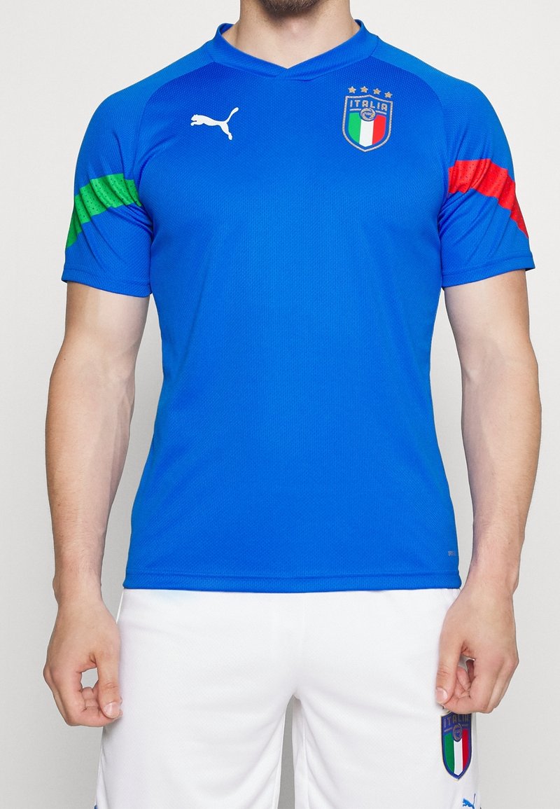 Niebieski sportowy t-shirt z krótkim rękawem, ozdobiony zielonymi i czerwonymi paskami na ramionach, z dekoltem w serek oraz emblematem narodowej drużyny Włoch.