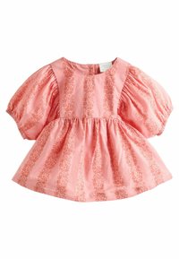 Rosa bomullskjol med puffärmar, med ett blommönster i en mörkare nyans. Utställd design med samlad midja för volym.