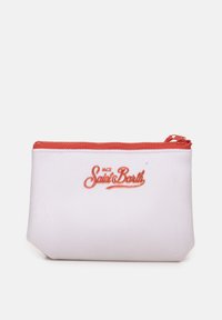 Pochette bianca con zip e accentazioni rosse, con logo ricamato "MC2 Saint Barth". Forma rettangolare, texture liscia.