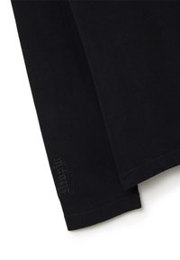 Schwarzes Langarmshirt aus Baumwolle mit glatter Textur; verfügt über subtil gestickten Text auf dem Ärmel in einem kontrastierenden dunkleren Farbton.