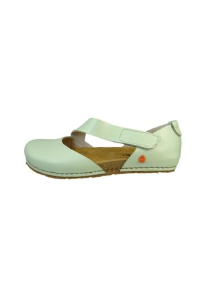 Hellgrüner Leder-Mary-Jane-Schuh mit einem Durchbruchsdesign, verstellbarem Riemen, gepolstertem Korkfußbett und orangefarbenem Blumenakzent. Flache Sohle.