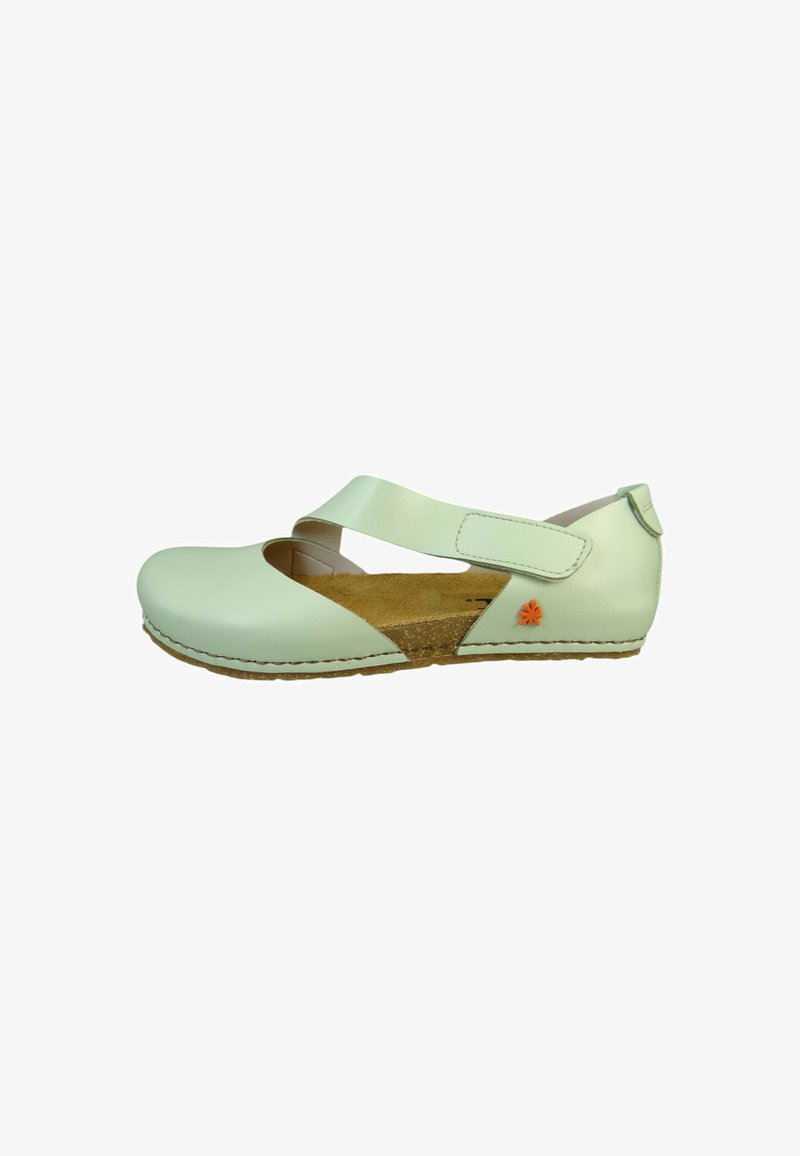 Hellgrüner Leder-Mary-Jane-Schuh mit einem Durchbruchsdesign, verstellbarem Riemen, gepolstertem Korkfußbett und orangefarbenem Blumenakzent. Flache Sohle.