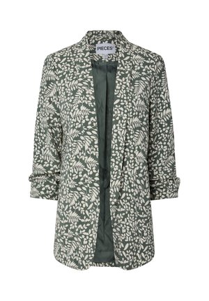 Blazer vert avec imprimé botanique blanc en forme de feuilles, manches retroussées et devant ouvert révélant une doublure verte unie.