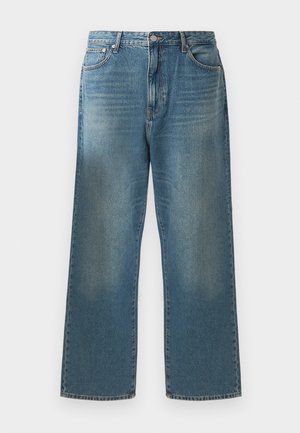 Blå denimjeans med bred benåpning, preget av en falmet vask, klassisk fem-lomme design og metallknappfeste i midjen.