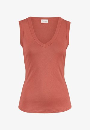 Ärmelloses, terrakottafarbenes Stricktop mit V-Ausschnitt, tailliertem Schnitt und hessnatur-Markenlabel am Halsbund.